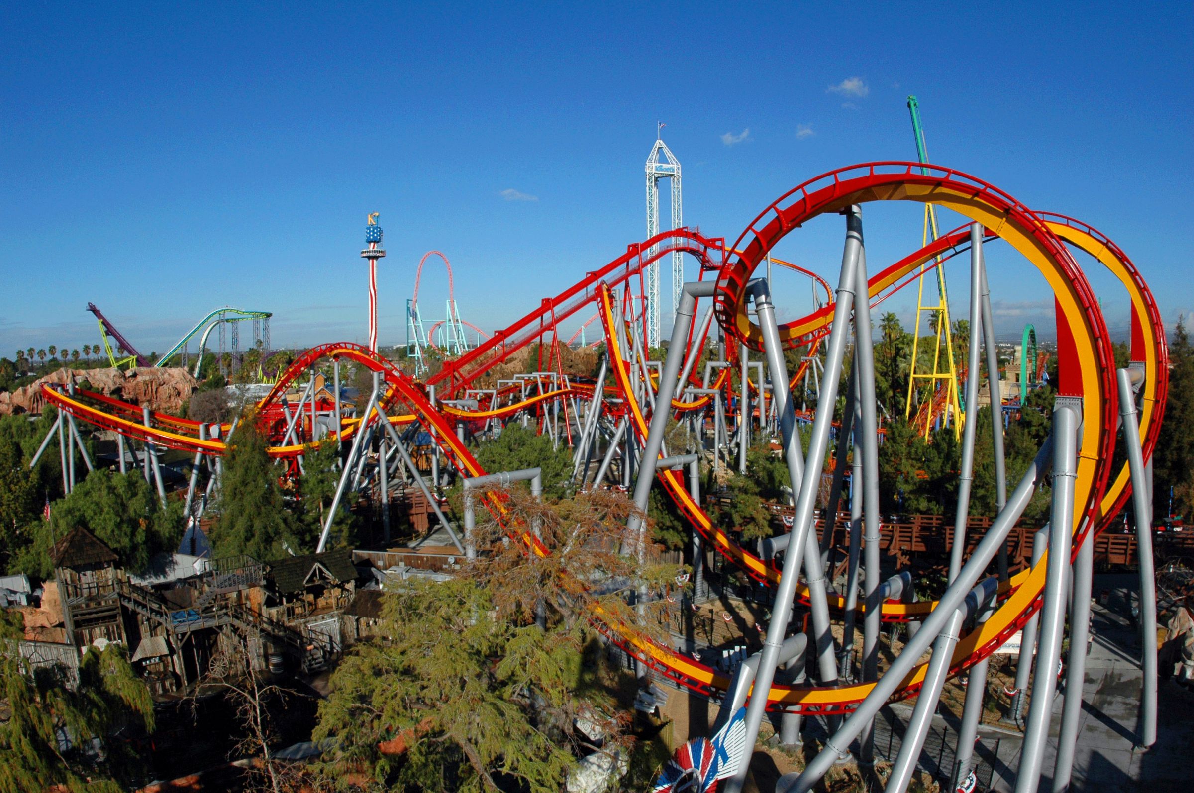 Горки парк фото. Парк Диснейленд Париж американские горки. Парк Knott’s Berry Farm. Американские горки в Диснейленде в Париже. Лос Анджелес Диснейленд американские горки.